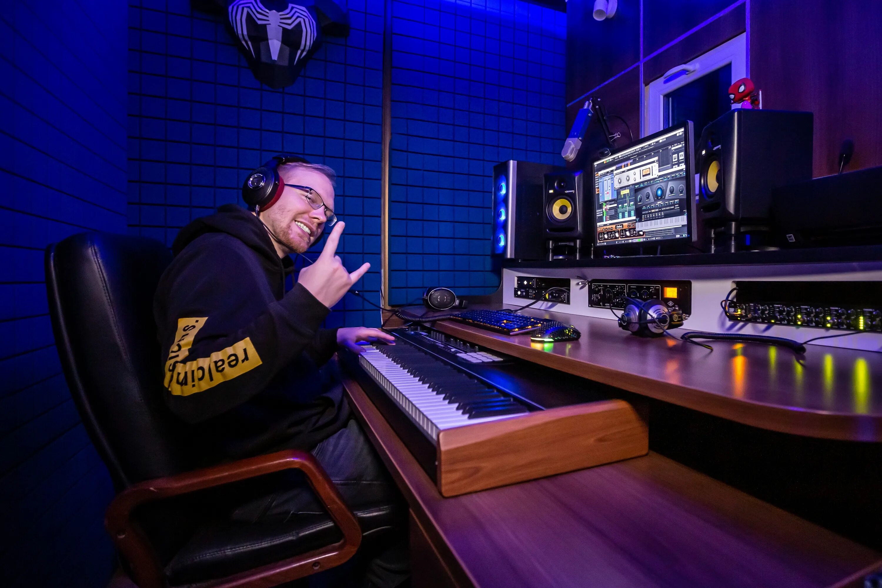 Мировые студии звукозаписи. Студия записи. Звукозаписывающая студия. Радиостудия дома. Студия очень хорошо.