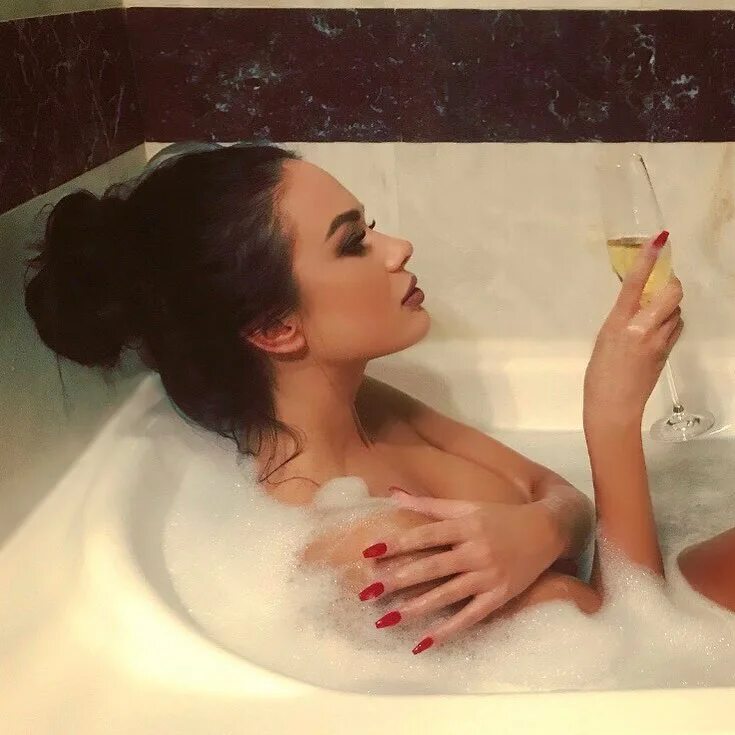 девушка в ванной фотосессия. 3 девушки в ванной. фотосессия в ванной. фотосессия в ванне. красивая девушка в ванной.