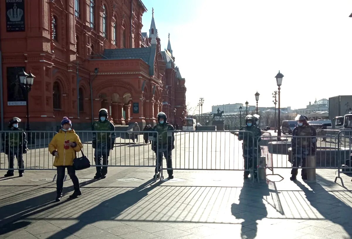 Почему перекрыли площадь. Красная площадь перекрыта. Протесты на красной площади. Манежная площадь Москва сейчас. Манежная площадь сейчас.