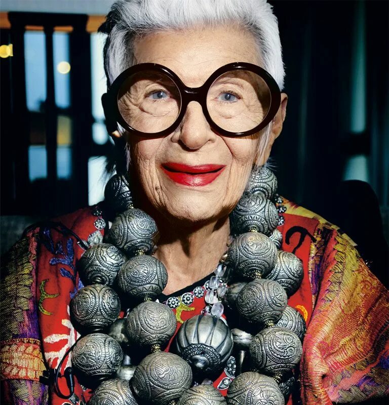 Iris apfel. Айрис Апфель. Айрис Апфель американский дизайнер. Дизайнер 100 лет Айрис Апфель. Айрис баррель Апфель в молодости.