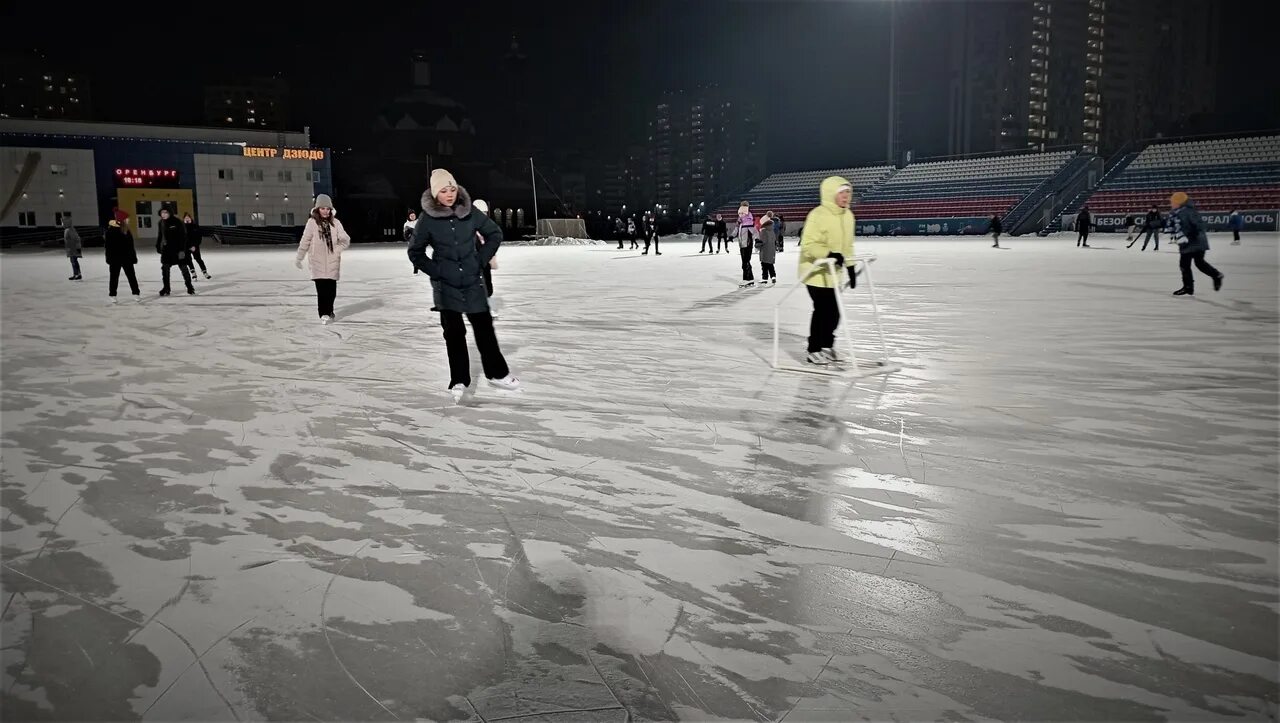 Катки оренбурга цены. Каток Оренбург. Стадион Оренбург каток. Каток Омега Ижевск. Каток Гулливер Оренбург.