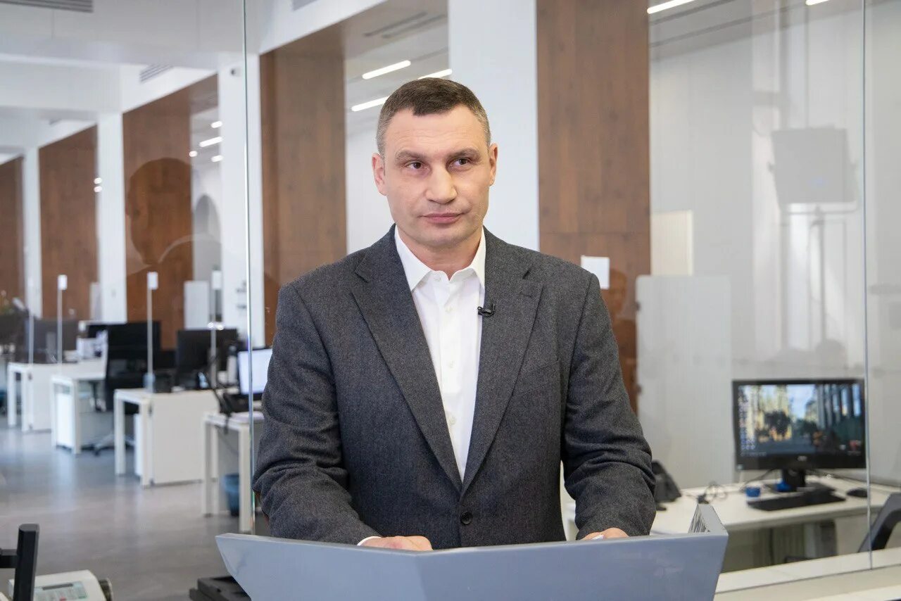 Киев бизнесмены. Киев бизнесмены. Бизнесмен киев ушастый. Артур мхитарян актер. Телишевский виталий викторович.