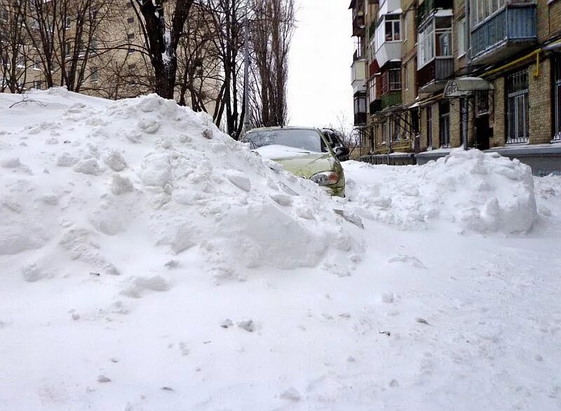 Много снега. Много снега на улице. Снег во дворе. Много снега во дворе. Сугробов работа