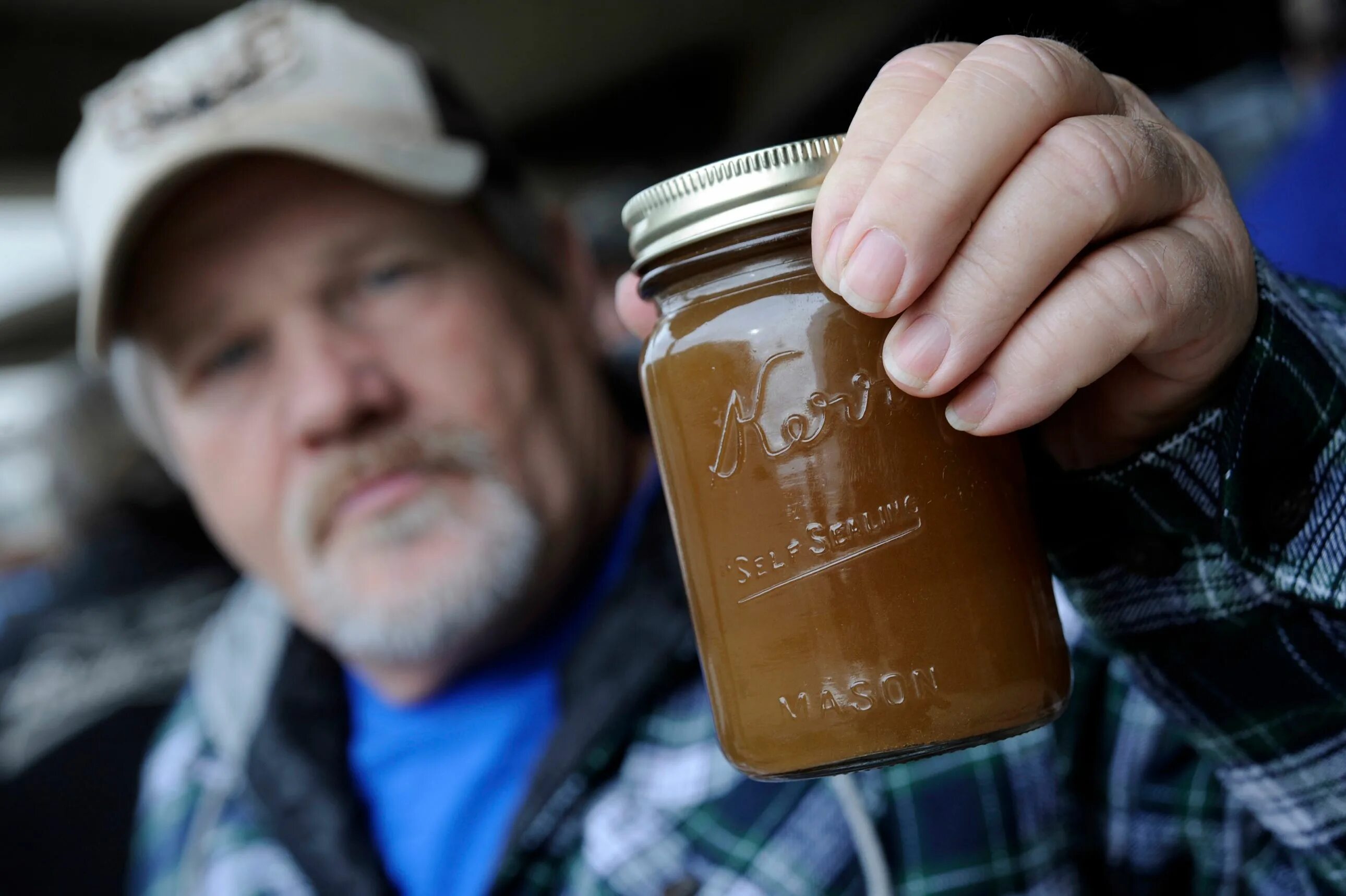 Мужик садиться на б анку. Мужчина в банке. Видео с банкой. Видео с банкой. Видео с банкой.