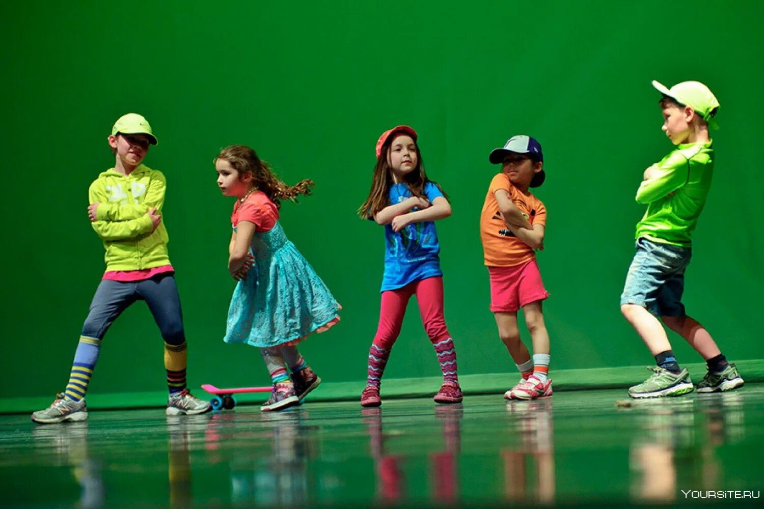 Детские движения современный танец. СПБ школа танцев Cosmo Dance. Детские танцы. Современные танцы. Детские современные танцы.