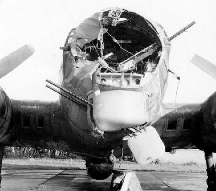 Б 17 кг. Боинг b-17. B 17 летающая крепость. B 17 бомбардировщик. B 17 Flying Fortress повреждения.