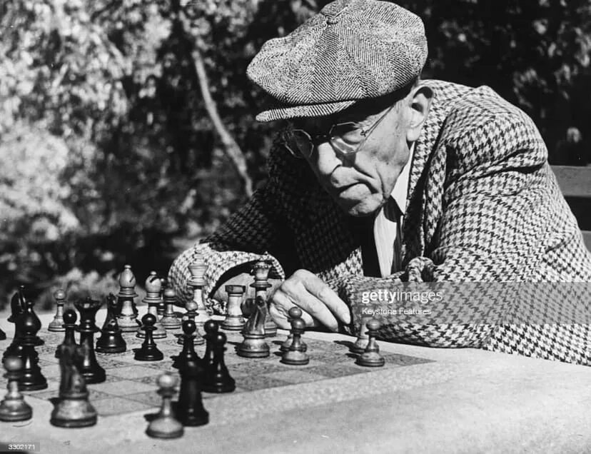 We like playing chess. Советские шахматисты в парке. Шахматы люди. Шахматы в парках. Шахматисты на улице.
