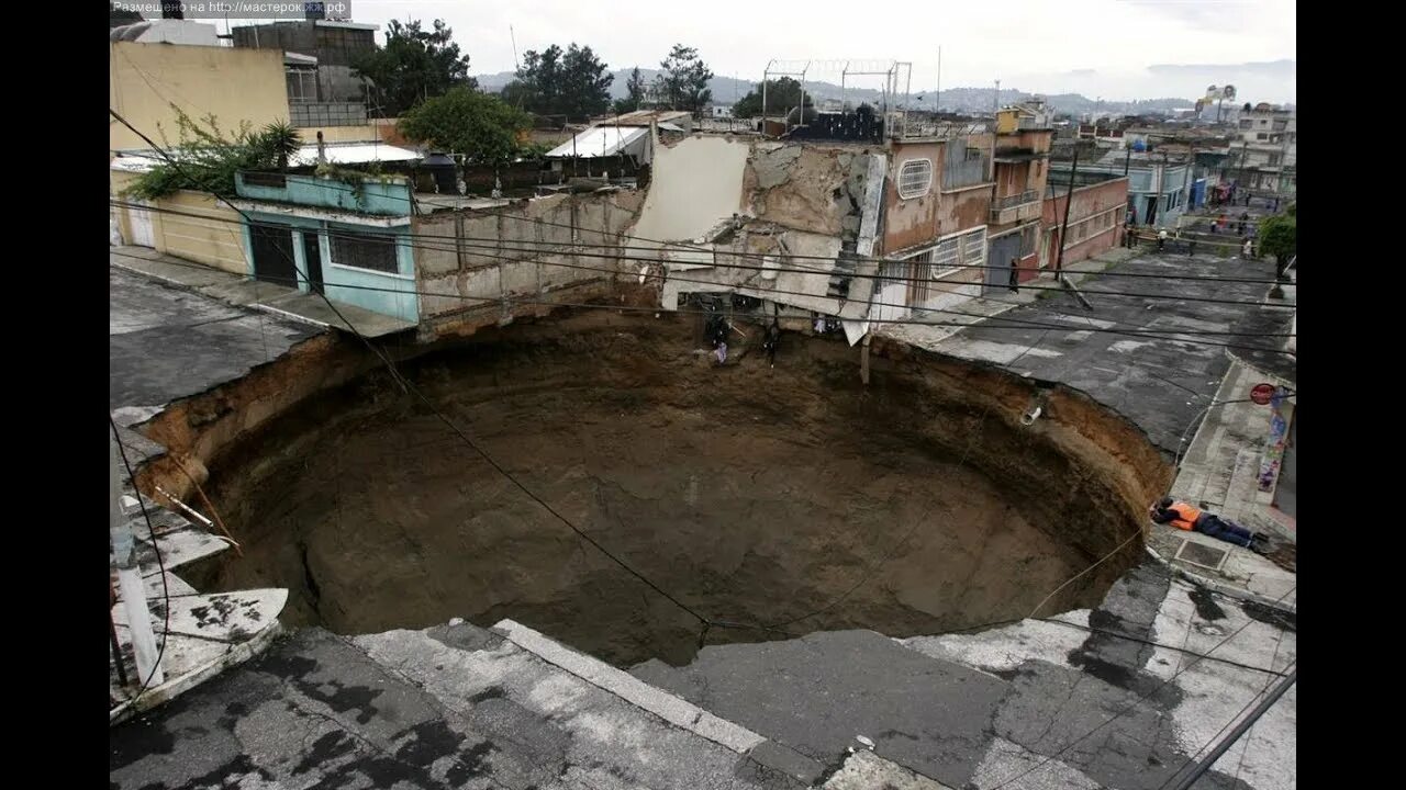 Карстовая воронка в гватемале 2010г. Воронки карст. Карстовая воронка. Карстовый провал в гватемале. Карстовая воронка в хорватии.