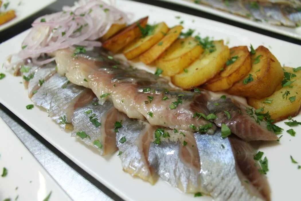Филе сельди слабосоленой. Селедочка с картофельными драниками. Нарезка селедка с картошкой. Сельдь филе-кусочки 300г. Как красиво подать селедку.