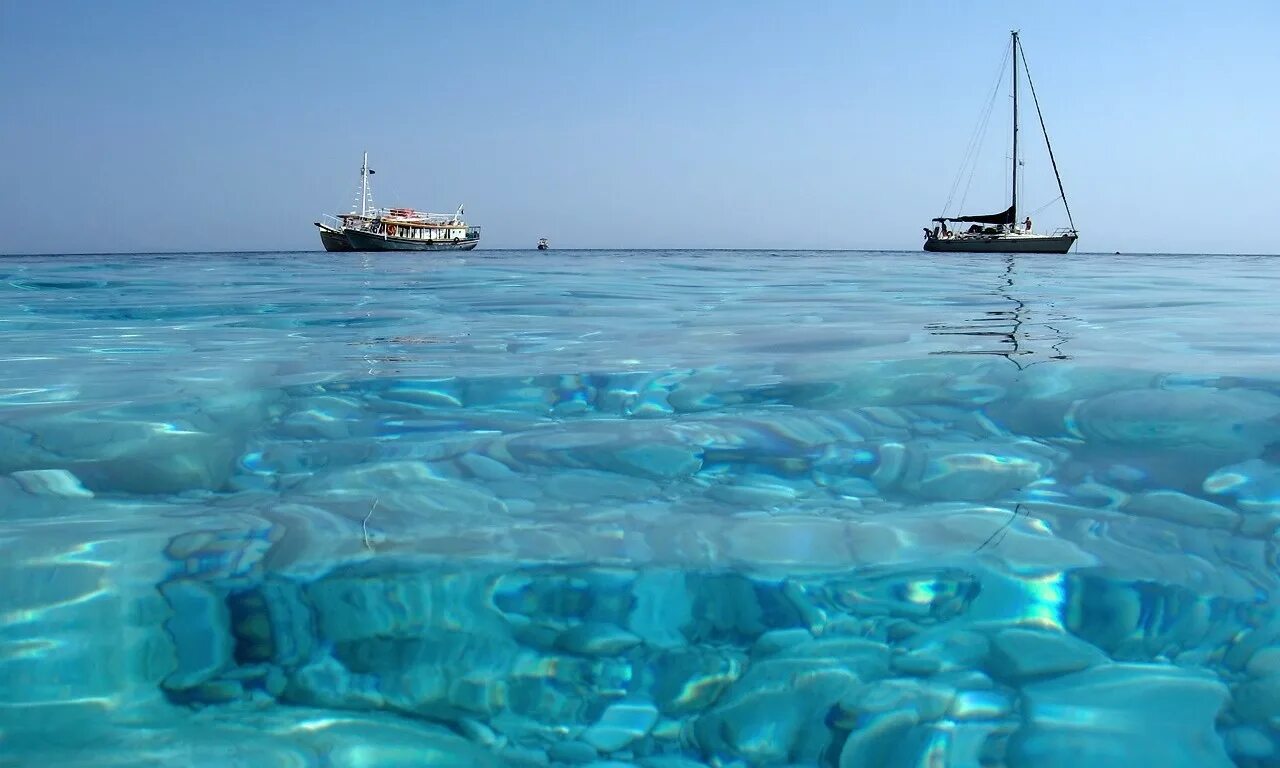 Это вечность где в морской воде. Эгейское море. Северные Спорады острова. Прозрачное море. Чистое море.