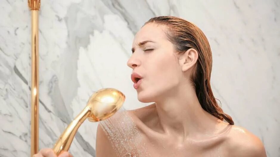 Девушка поет в воде. Девушка в красном платье в воде. Поет в ванной. Счастлива девушка поет. Поет в ванной.