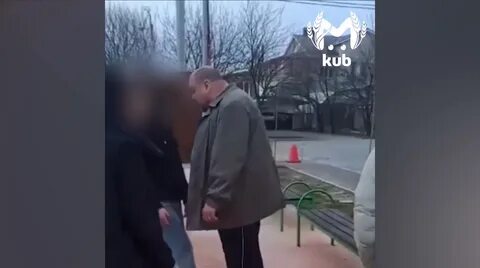 Мальчик ударил девочку