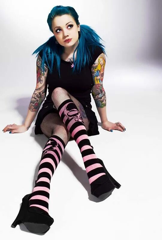 Блэк металлистки стиль. Фембой готика. Эмо девушки. Riae suicide модель. Неформалка в чулках.