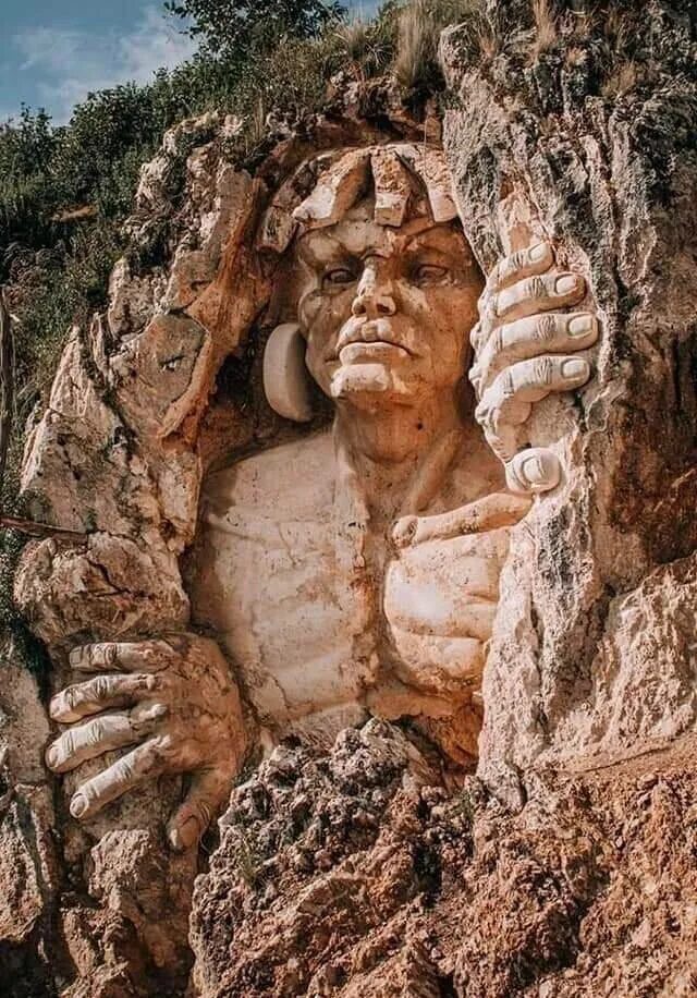 Статуи в скалах