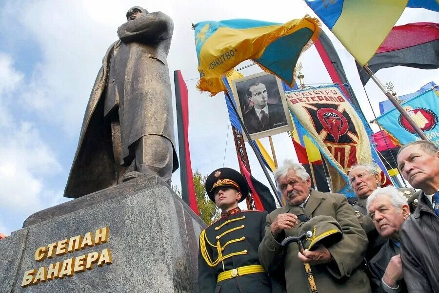 Почему бандера герой. Бандера герой Украины. Бандера герой Украины 2010.