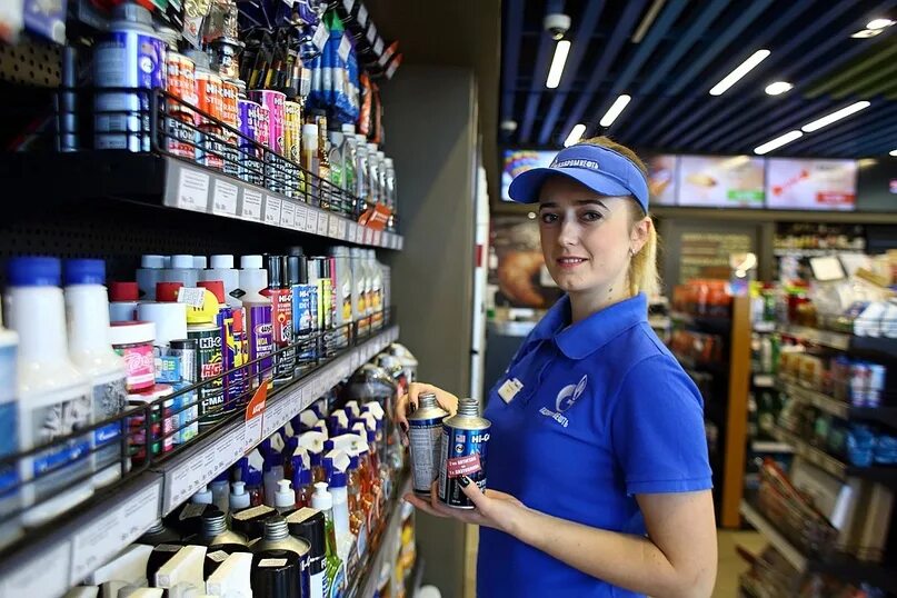 Автозаправщик на азс. Оператор-кассир азс газпромнефть. Оператор азс. Работа оператор заправочных станций. Работник азс.