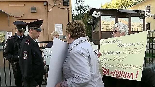 Сотрудники посольства сша. Охрана посольства сша в москве. охрана посольства рф в сша. полиция около посольства в москве. пикет возле посольства сша.