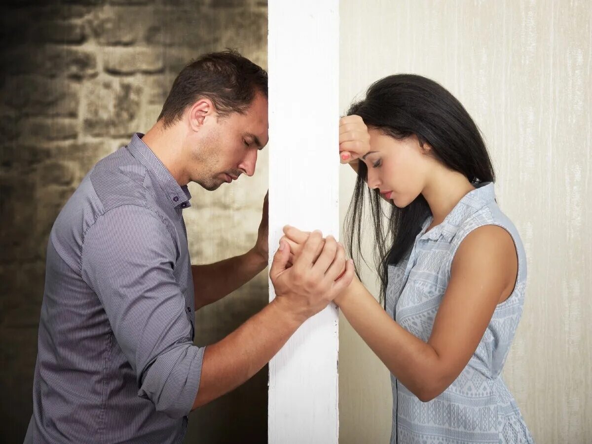 Ссоры в отношениях. Мужчина и женщина развод. Потеря отношений. Супружеские отношения. Парень и девушрасставание.