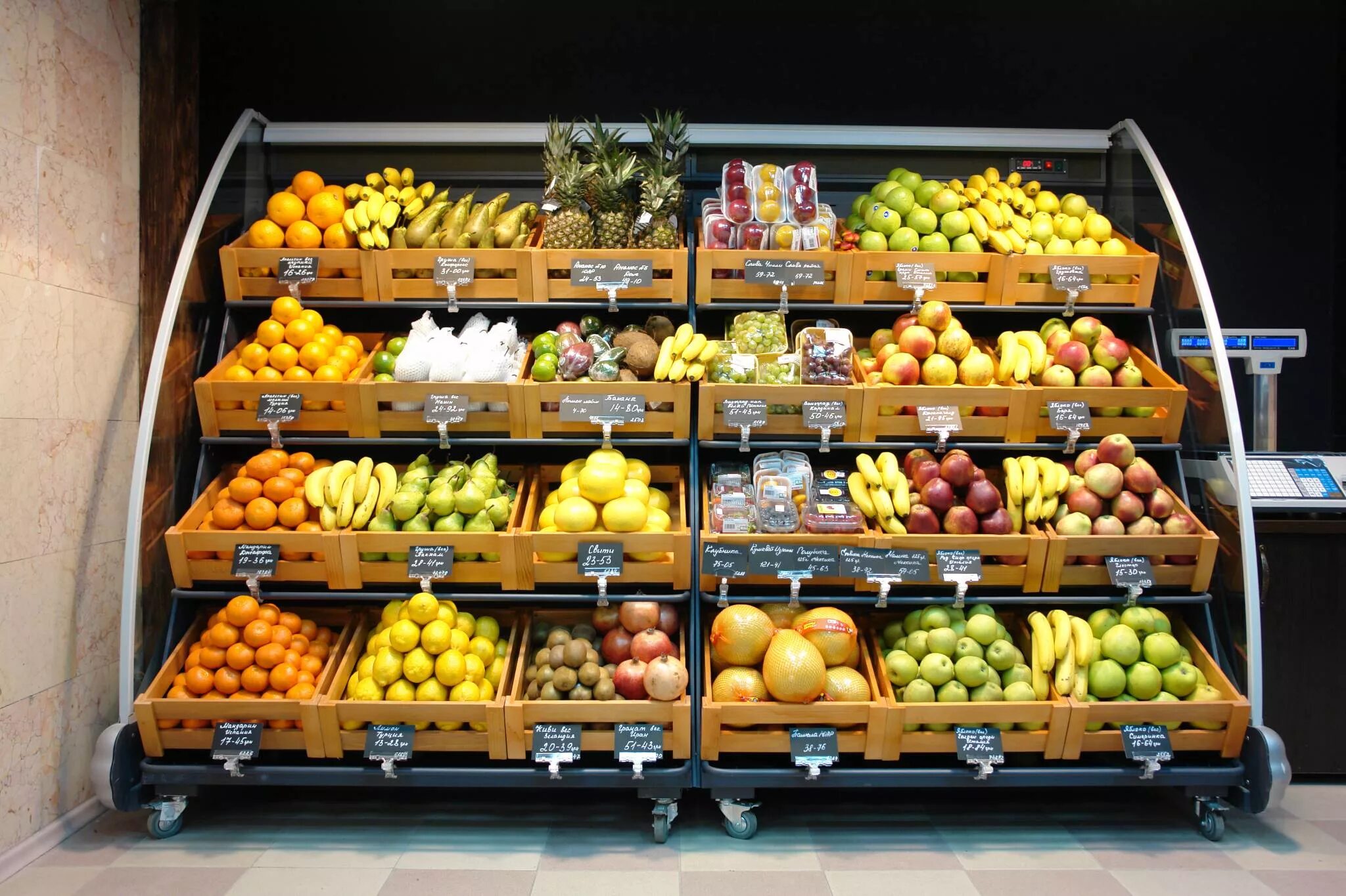 Стор фруктов. Витрина фрукты. Выкладка овощей и фруктов в магазине. Красивая выкладка овощей и фруктов. Прилавок с овощами и фруктами.