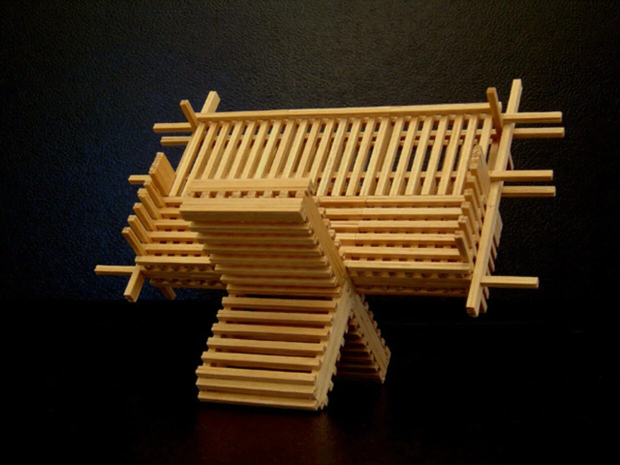 из деревянных шпажек. домик из шпажек. поделки из шпажек.