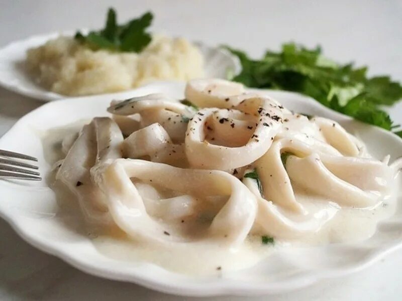 Нежный кальмар в сметанном соусе. Кальмары в сметанном соусе. Кальмары, тушеные в сметанном соусе. Кальмары в сливочном соусе. Кальмары в сметане.