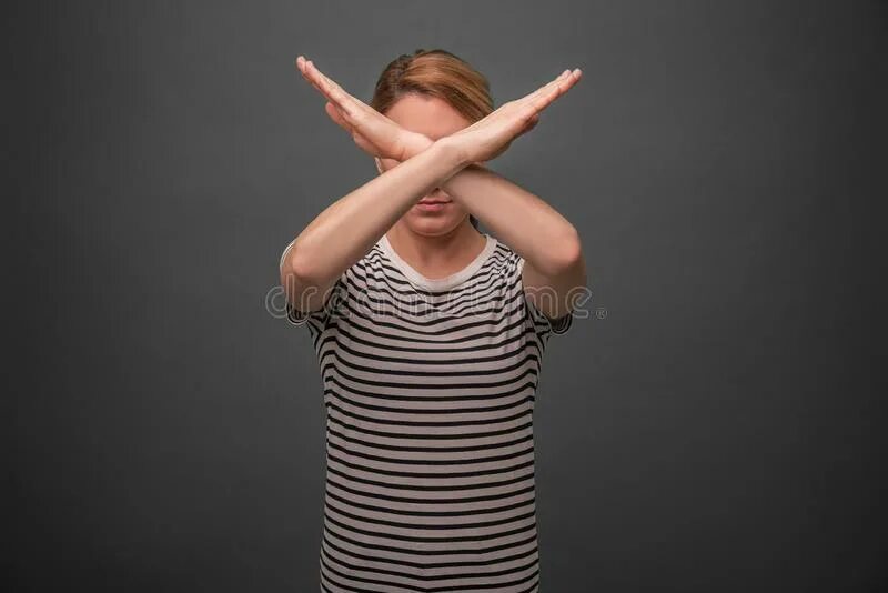 Мужские руки над головой. Девушка со скрещенными руками. Скрещенные руки перед лицом. Скрещенные ладони. Человек с руками за головой.