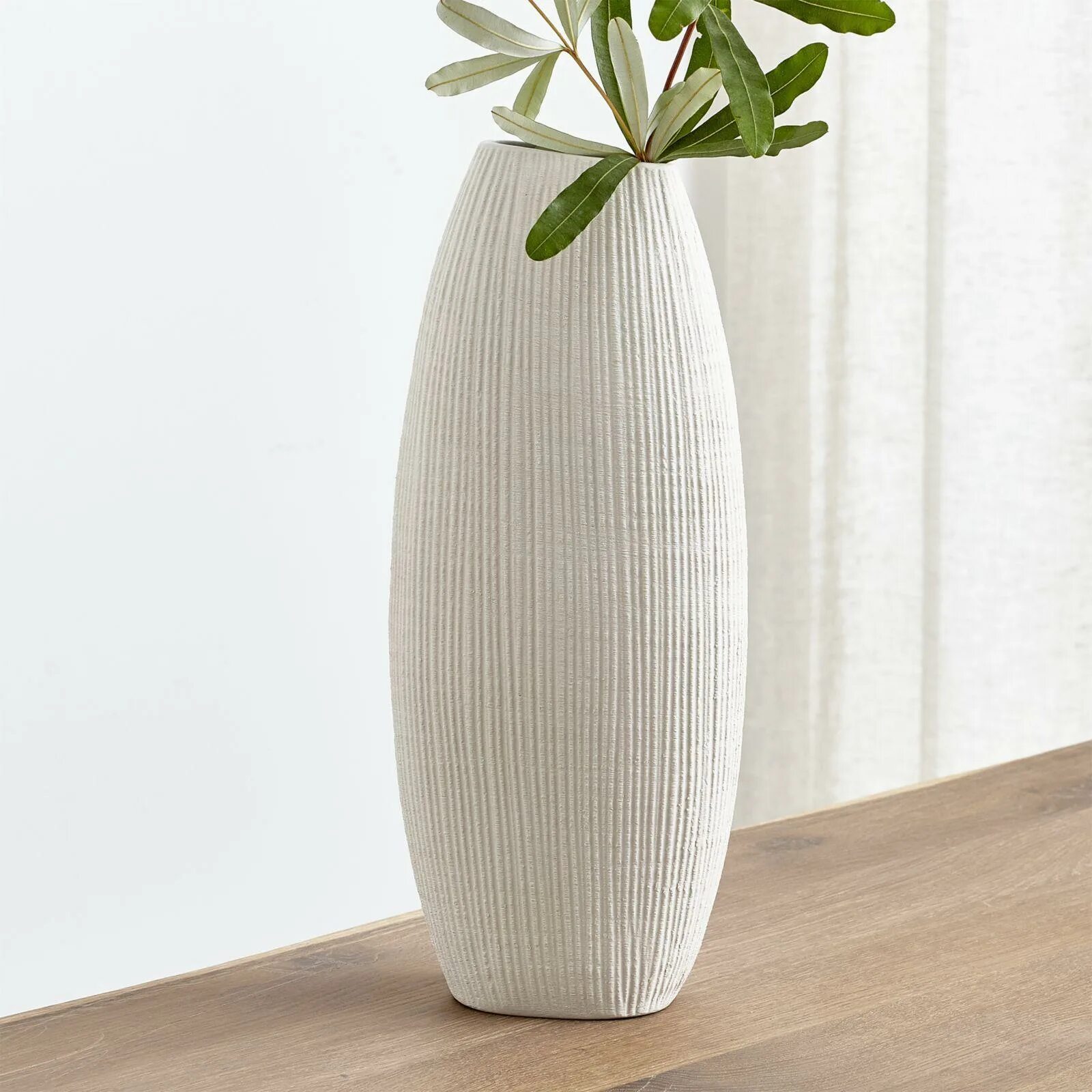 Ваза напольная Crate & Barrel. Ваза Cobra Tall Mini White | 101 Copenhagen. Crate&Barrel кашпо. Белая ваза Джей Стронгуотер.