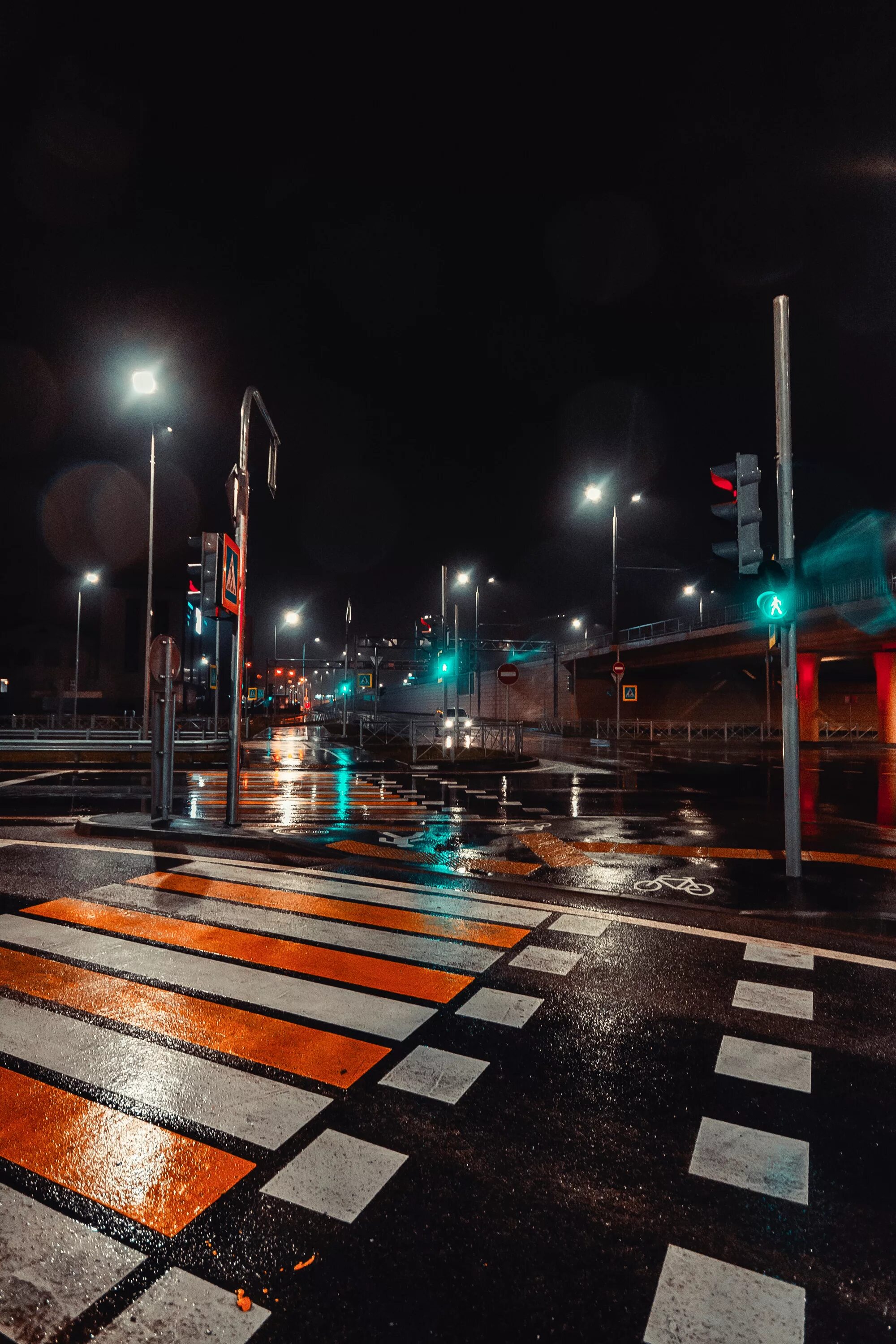 Пешеходный переход ночью. Пешеход ночью. Красивые ночные светофоры в городе. Ночная дорога светофор.