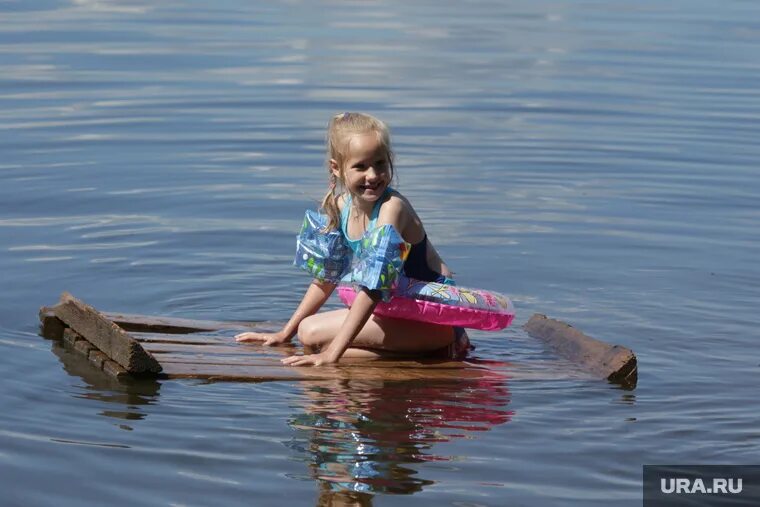 Девочка купается купальник. Дети купаются в реке. Девочка купается в речке. Девочка купается в речке малышей. Лодка для детей.