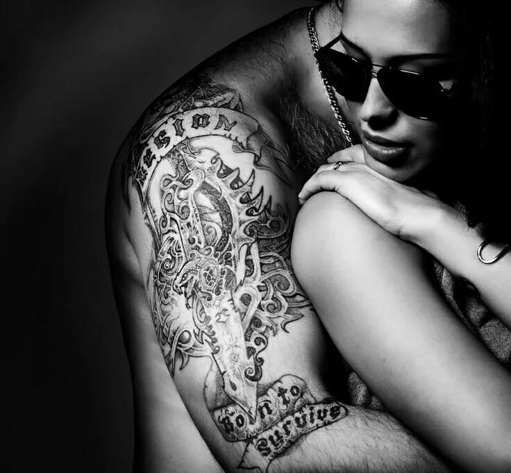 Тату любимой девушки. Татуировки для девушек. Парень обнимает девушку. Тату для влюбленных. Тату с девушкой для мужчин.