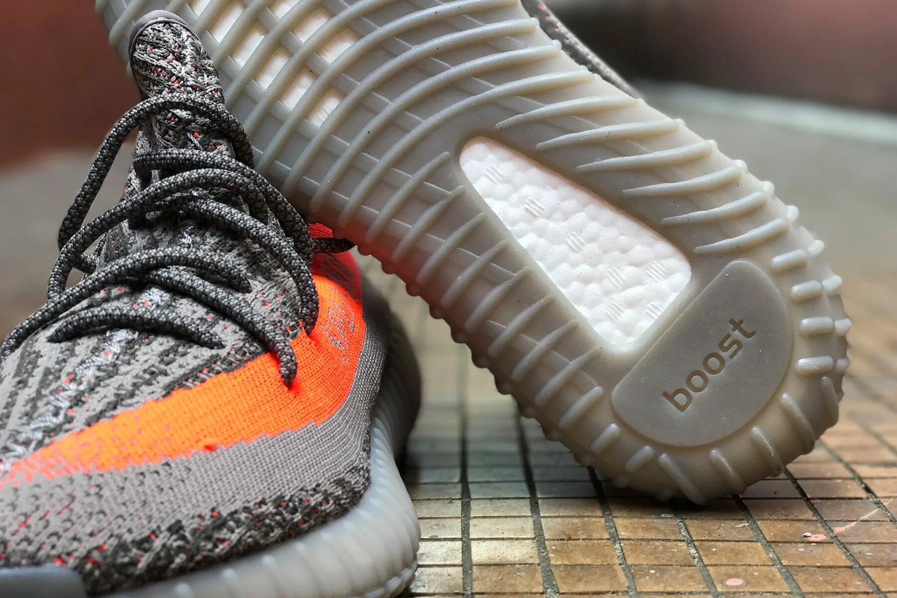 Adidas Yeezy 350 серые с оранжевым. Adidas Yeezy Boost 350 подошва. Yeezy Boost 350 серые с оранжевым. Adidas Yeezy Boost 350 серые с оранжевым. Кроссовки буст 350