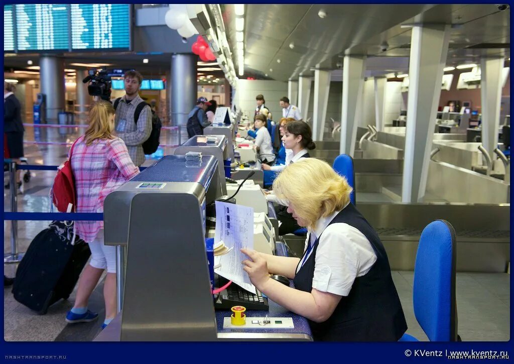 Аэропорт жуковский сотрудники. Пулково сотрудники. Стойка регистрации пассажиров. Обслуживание пассажиров в аэропорту. Агент в аэропорту вакансии.