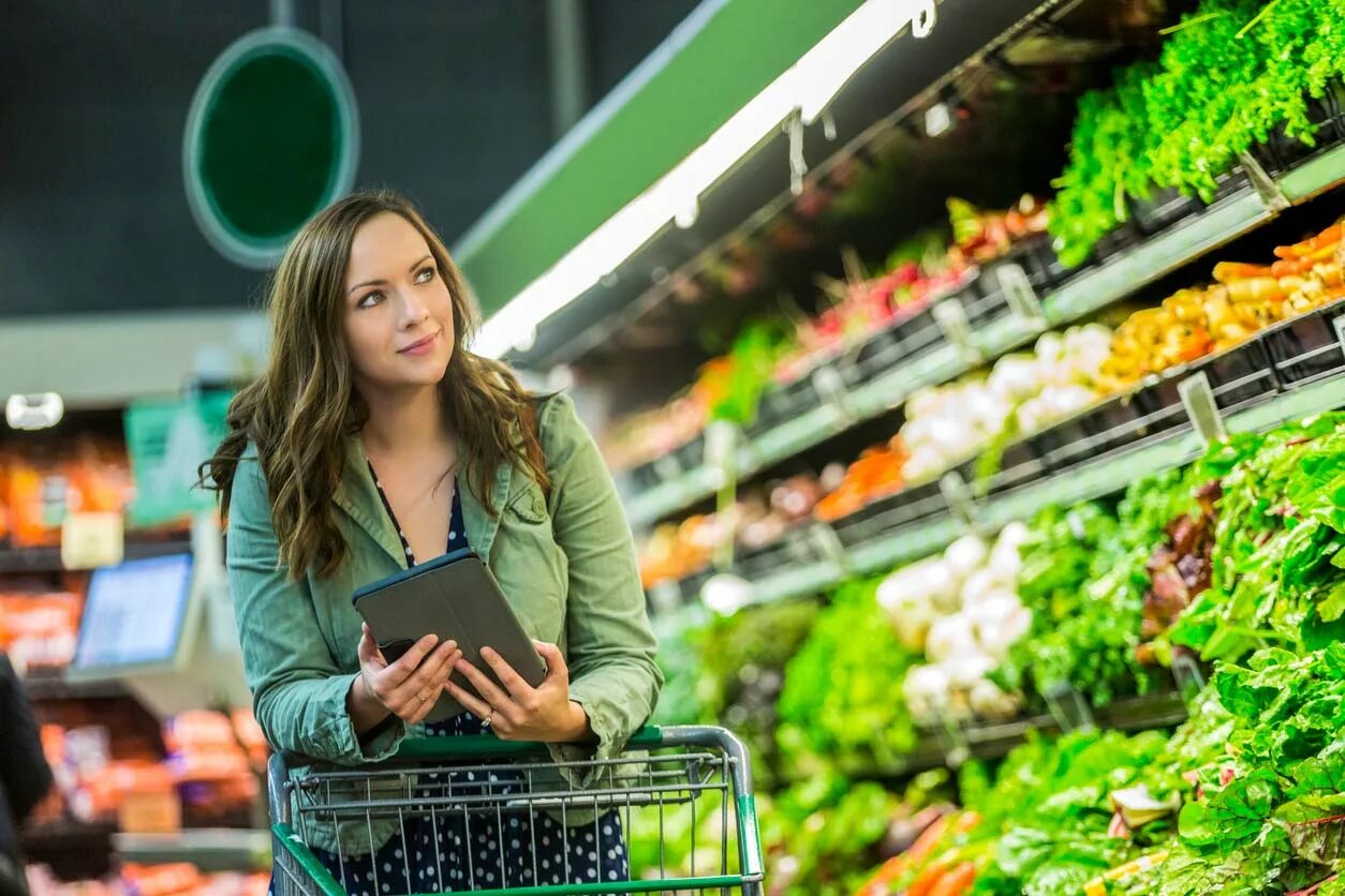 Женщина в супермаркете. Супермаркет. Девушка в продуктовом магазине. Женщина с продуктами.