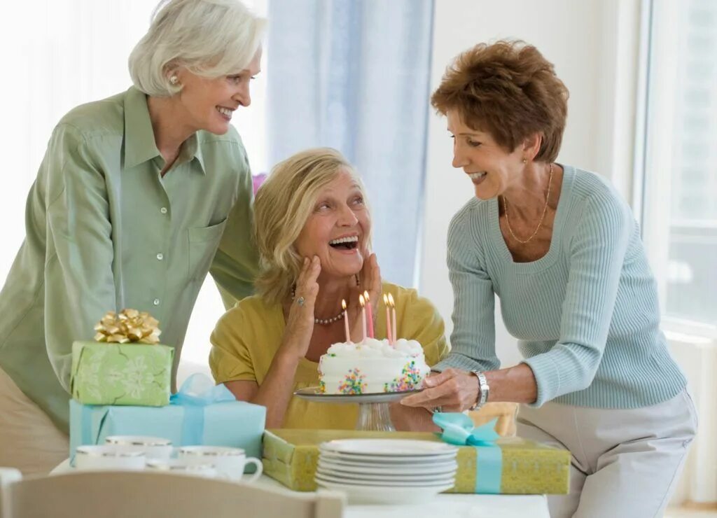 Маме 83 года. Подарок маме. Мама дарит подарок. Подарки для женщин в возрасте. Женщина дарит подарок матери.