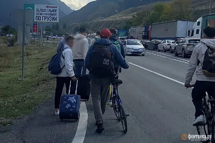 Через границу грузии. Велосипеды на грузинской границе. В Грузию на велосипеде. Верхний Ларс сбежавшие велосипедисты. Верхний Ларс велосипеды.