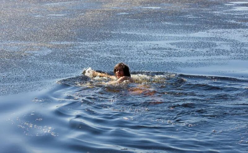 Плыть в холодной воде. Фотосессия в озере в холоде. Сон плавать в холодной воде. Сонник плавать в холодной воде.