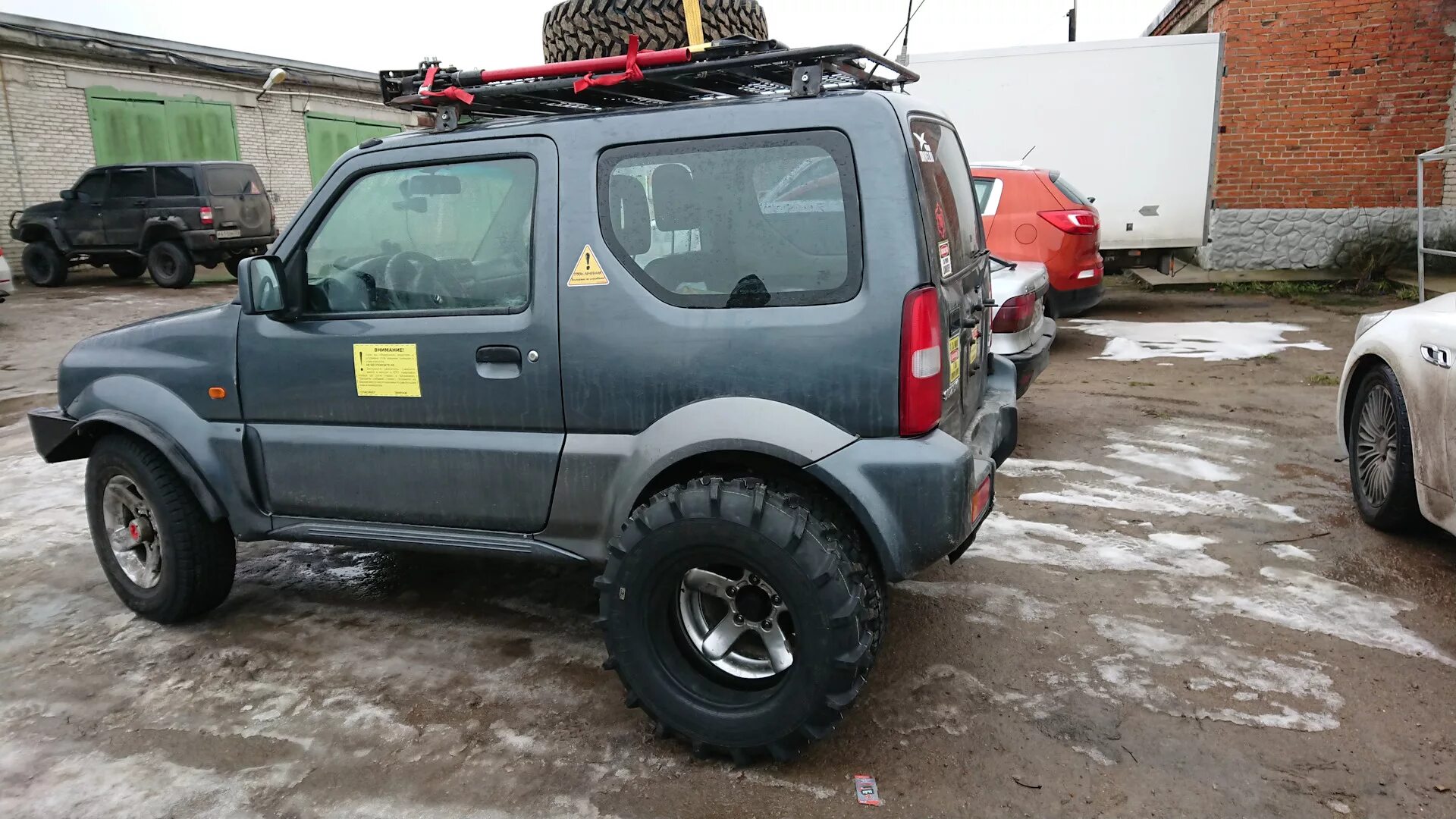 Авито купить сузуки джимни бу. Suzuki Jimny 1. Сузуки Джимни на 35 колесах. Колеса на Сузуки Джимни. Сузуки Джимни на грязевой.