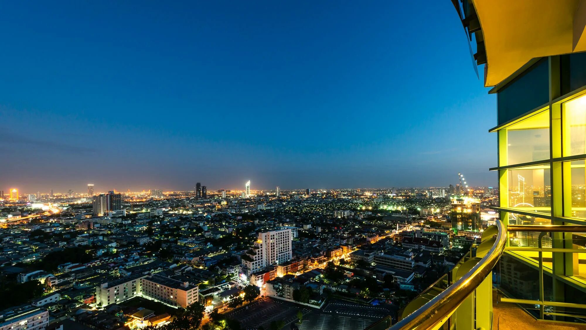 Над бангкоком. Lebua at State Tower Bangkok. Berkeley Бангкок. Chatrium Grand Bangkok. Бангкок обои на рабочий стол.