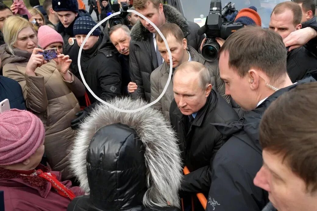 Новое о путиной. Мэр Питера 2020. Путин с народом в Петербурге. Путин в толпе людей. Толпа чиновников.