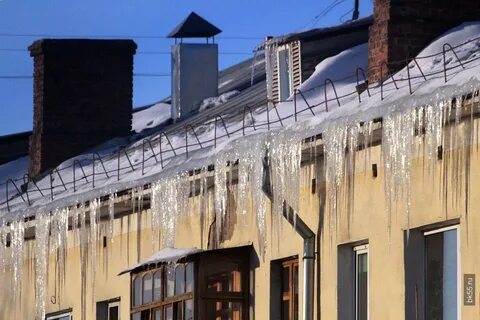 Сосульки на крыше домов