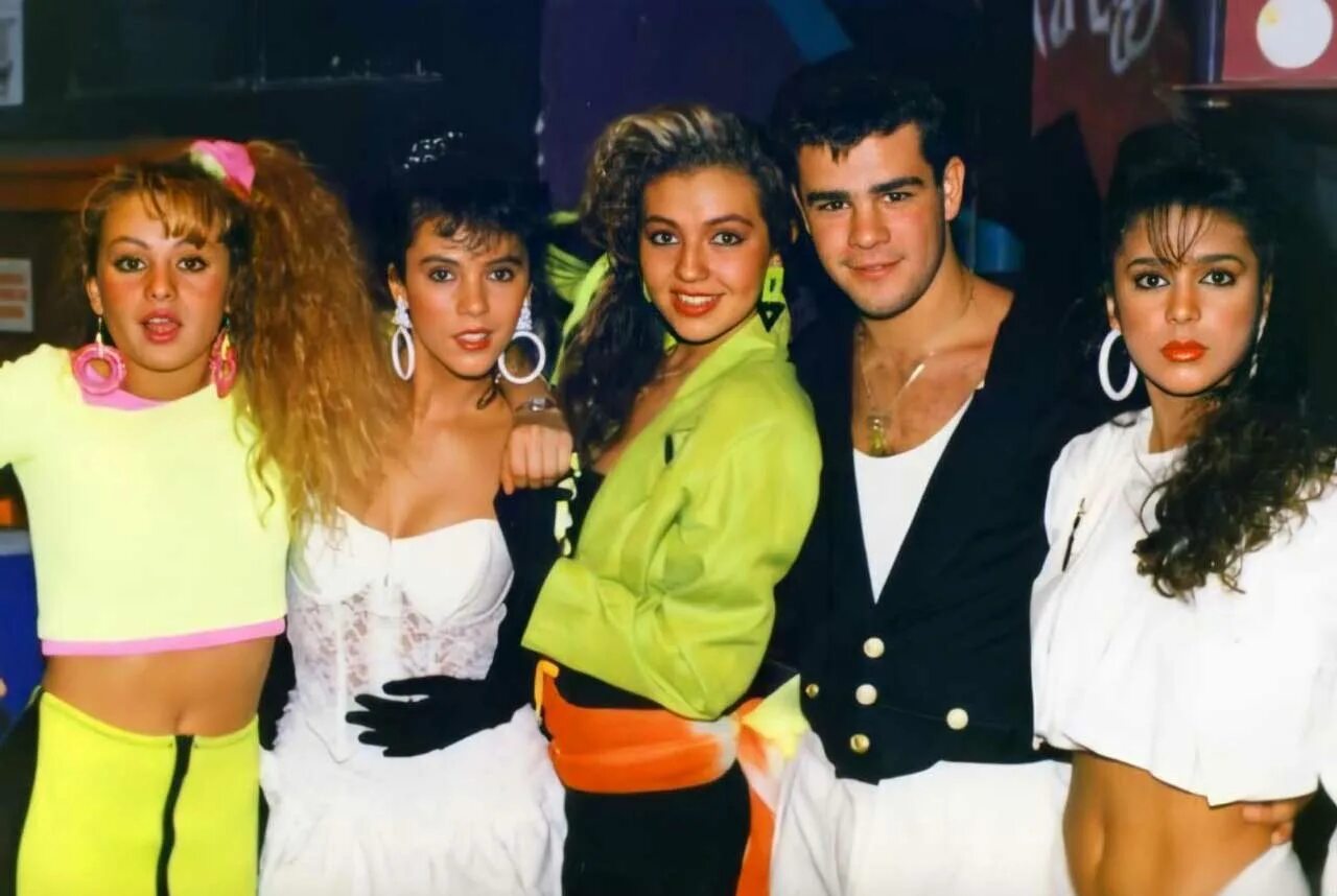 Вечеринка в стиле 80-х. Стиль 90х одежда на вечеринку. Вечеринка в стиле 90-х. Вечеринка в стиле 80-90х. Как одеться вечеринка 80 х