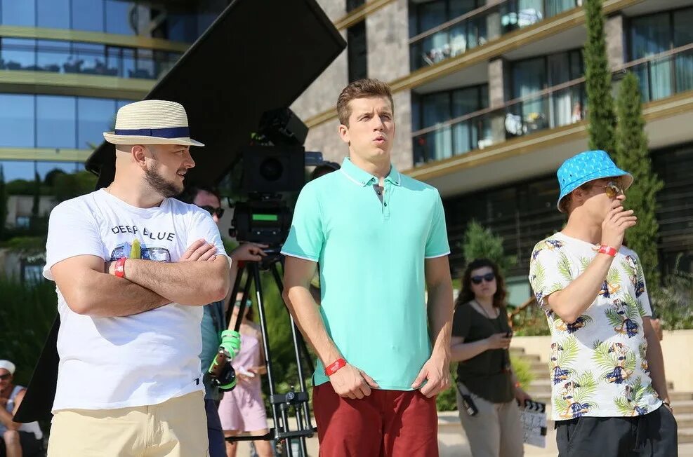 Женщины против мужчин 2015. Мужчина против женщины 2018. Женщины против мужчин 2 крымские каникулы. Женщины против мужчин постер. Мужчина против женщины 2018.