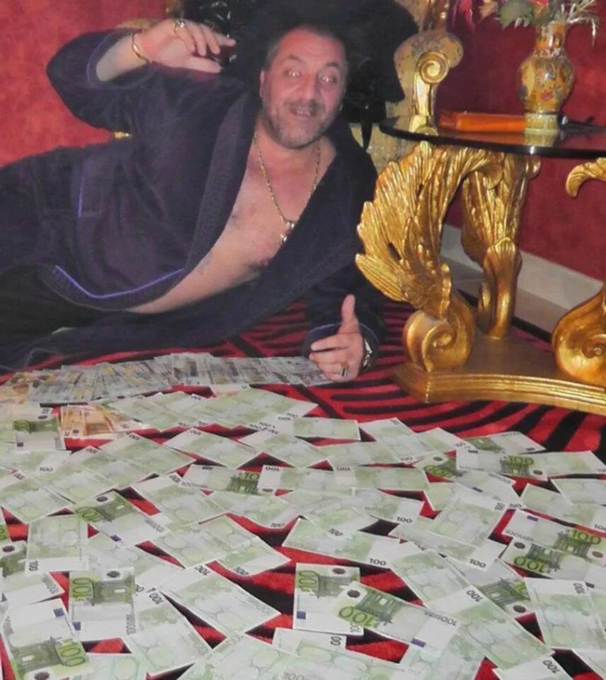 Богатый и бедный человек. Богатый среди бедных. Богатый злодей. Бедный и богатый арт. Нищета и богатство.