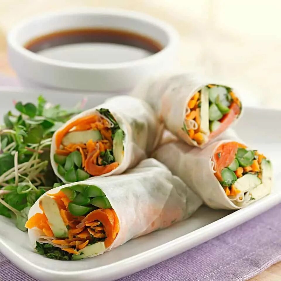 Look roll. Спринг роллы. Весенние роллы. Спринг ролл с курицей тандури. Spring Rolls Salmon.