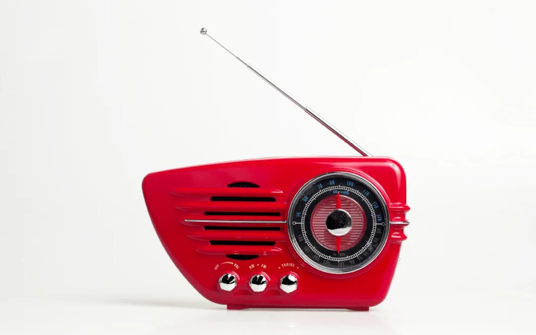 Радио громкость 2. Винтажный приемник. Красное ретро радио. Ретро радио с антенной. Радиоприемник с красными губами.
