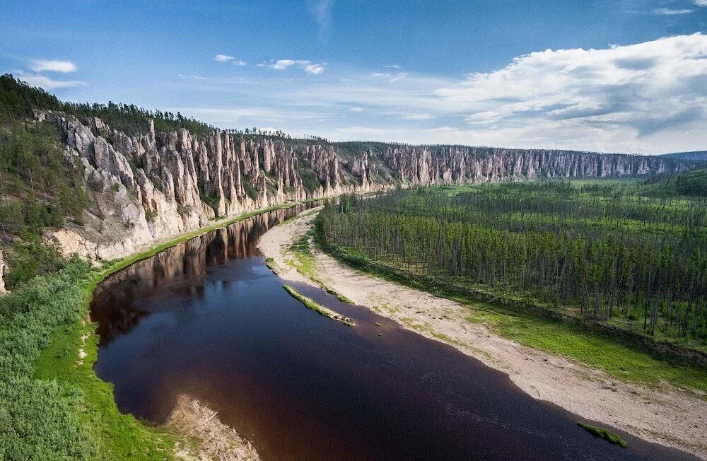 Фото республики саха якутия. Якутия река синяя Синские столбы. Природный парк Ленские столбы. Саха Якутия Ленские столбы. Ленские и Синские столбы в Якутии.