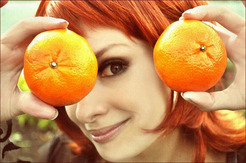 Девушка с апельсинами картина. Девушка украла апельсины. Девушка украла апельсины. Девушка с апельсинами. Девушка с мандаринами.