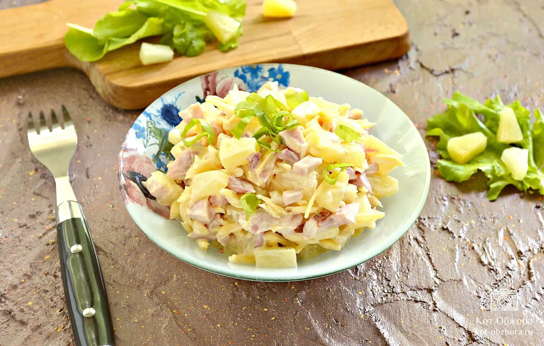 Ананасовый с куриной грудкой. Салат с ананасом. Салат с ананасом и курицей. Салат с ананасом и курицей слоями. Салат с ананасами и копченой куриной грудкой.