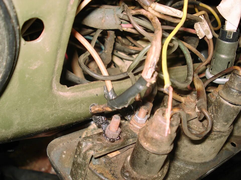 Плюсовая клемма указателя температуры ваз. Греется стартер. Реле стартера ваз 2113. Провода на стартер бмв е34. Стартер уаз 402 провода питания.