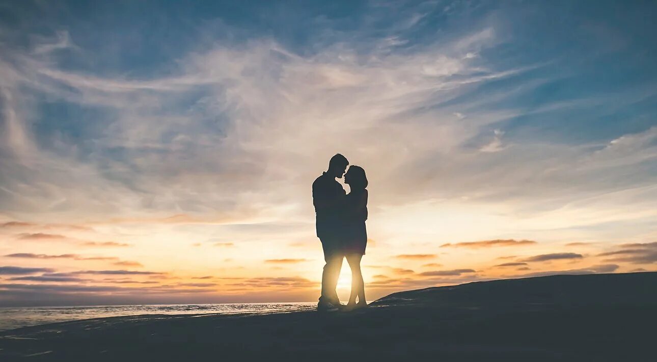 Девушка думает облачко. Легкий ветер. Любовь над головой. Чувства души. Женщина мечтает о подарке.